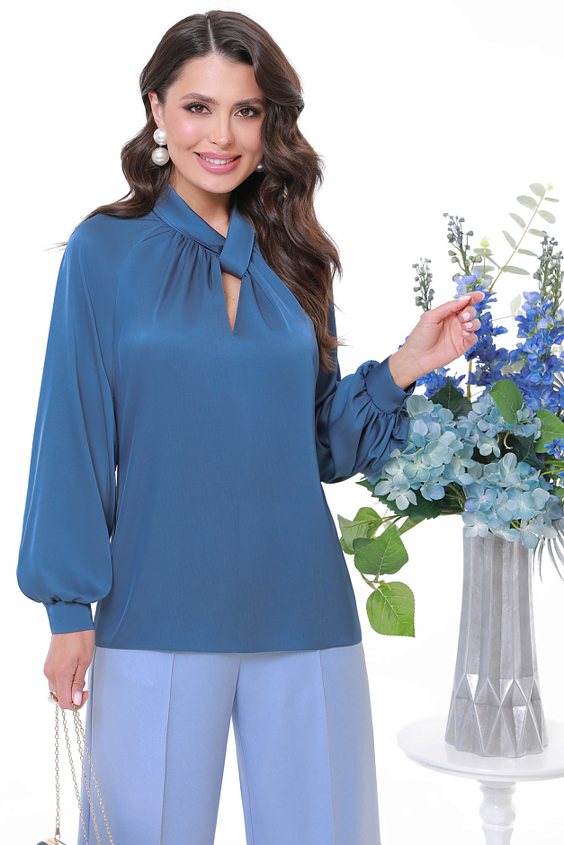 Блузка синего цвета с узлом