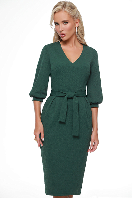 Платье зеленое с V-образным вырезом и поясом